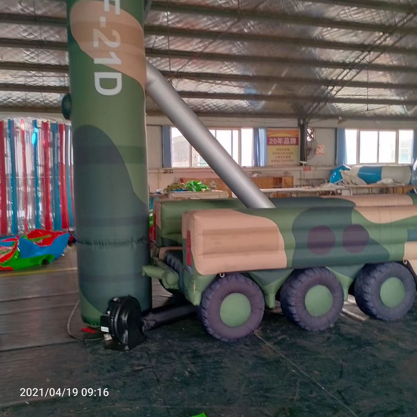 西昌军事演习中的充气目标车辆：模拟发射车雷达车坦克飞机